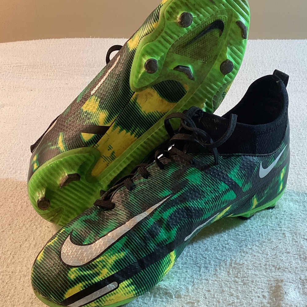 Nike Kids Green Phantom Soccer Shoes - Picture 7 of 7
